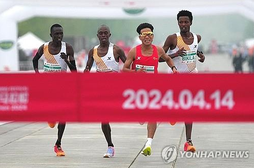 아프리카 선수들에 앞서 달리는 중국 허제 선수 (사진 출처: 연합뉴스)