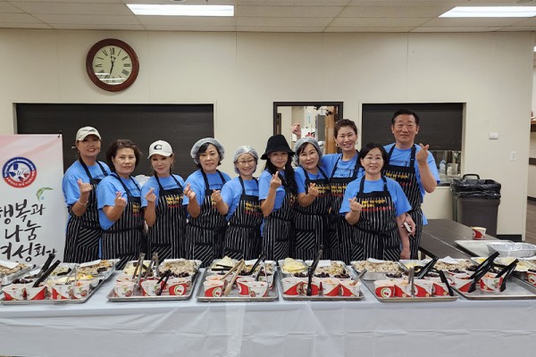 여성회 회원 및 달라스체육회 김성한 회장은 200여명의 캠프 참자가들을 위한 맛있는 식사를 제공했다.
