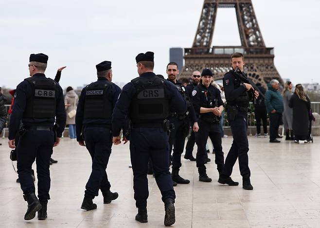 25일 프랑스 파리 에펠탑 인근에서 무장한 경찰들이 순찰하고 있다. 