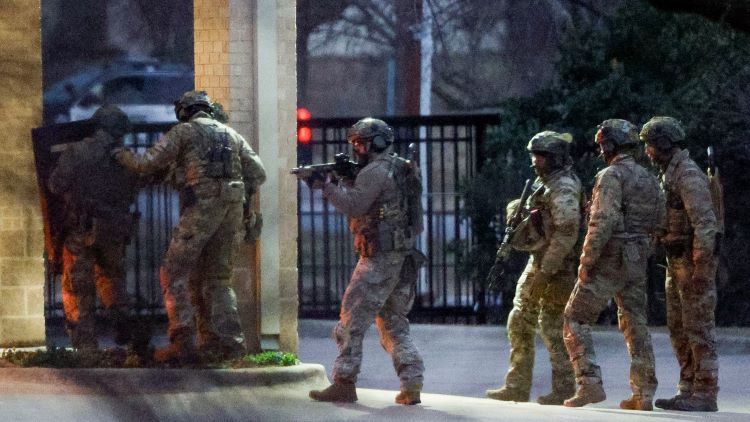 FBI와 SWAT 팀이 콜리빌 인질범 구조를 위해 회당 밖에서 작전을 수행하고 있다. (사진 출처: 달라스 모닝뉴스)