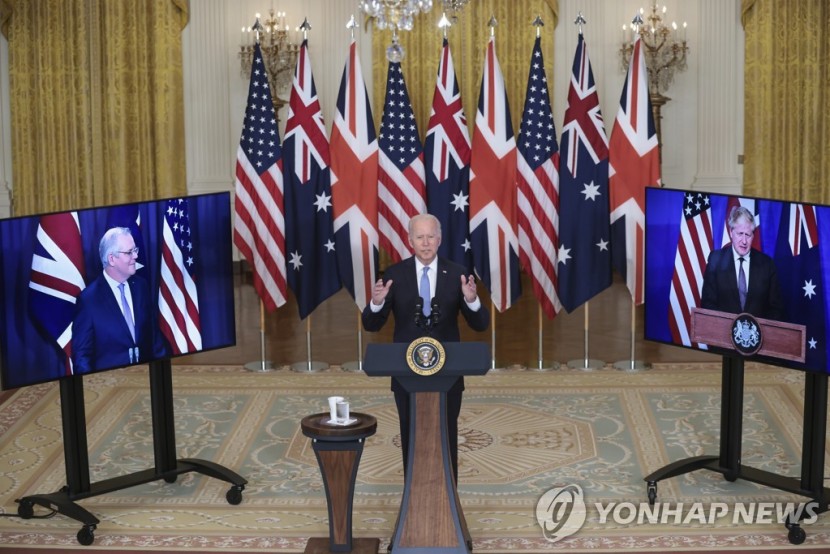조 바이든 미국 대통령이 화상으로 함께한 스콧 모리슨 호주 총리(왼쪽), 보리스 존슨 영국 총리(오른쪽)와 오커스 발족을 발표하고 있다. 